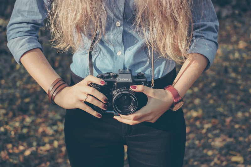 photographe-REVEST LES ROCHES-min_hand-person-girl-woman-camera-photography-614-pxhere.com