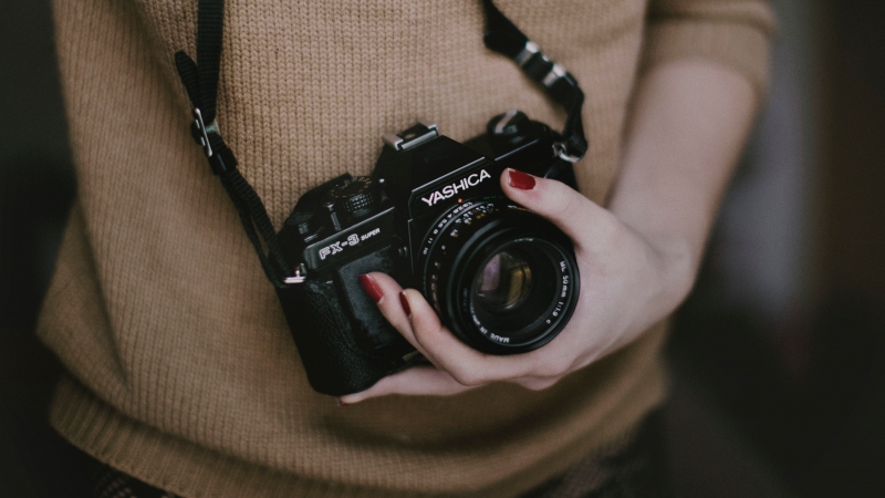 photographe-REVEST LES ROCHES-min_woman-camera-photography-photographer-slr-dslr-319-pxhere.com